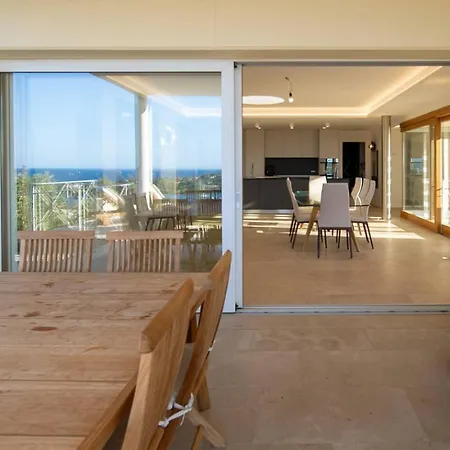 Dea Overlooking The Harbor Of Villa