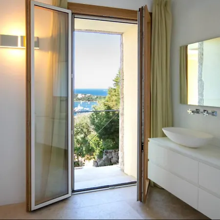 Dea Overlooking The Harbor Of Villa